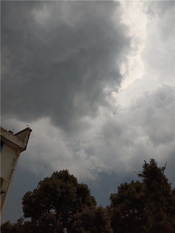 基地骤雨